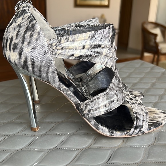 💕Guess Grey/Wht Faux Snakeskin Embossed Metallic Heels 7.5 EUC💕 - Picture 3 of 10